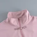 Nahaufnahme des rosa Stehkragens mit chinesischem Posamentenknopf und Reißverschluss - S / Oberteil Und Unterteil / Rosa
