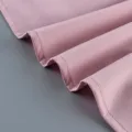 Détail macro d'un ourlet de jupe plissée rose avec des coutures précises et un tissu lisse - S / Haut Et Bas / Rose