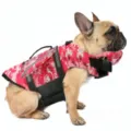 Detail van roze camouflage hondenzwemvest met reflecterende strips op een Franse bulldog - Roze Camouflage