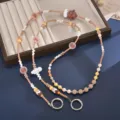 Elegantes perlenbesetztes Handy-Lanyard zum Umhängen mit braunem Bärenanhänger - Matte Perle & Teekanne Welpe Crossbody Kette / Braun