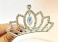Accesorio para el cabello con corona de princesa plateada y diamantes de imitación - Peineta de Corona con Colgante de Cristal de Loto de 6 Dientes