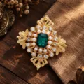 Vintage broche in hofstijl met groene smaragd geslepen kristal en parelaccenten - Europese Koninklijke Stijl Smaragd
