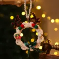Handgefertigter Weihnachts-Kranz aus Chenilledraht mit Rentiergeweih und Perlen-Hängung - Perlenkette Kranz Stil 4