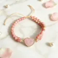 Handgefertigtes Armband aus rosa Kaiserstein mit Herzanhänger und verstellbarem Kordelzug - Rosenquarz Herz