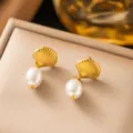Orecchini a lobo a forma di conchiglia dorata con perla bianca per uno stile da spiaggia - Orecchini a Lobo (G264)