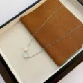 Κομψό ασημένιο κολιέ καρδιά από ατσάλι τιτανίου με πέρλα σε βάση παρουσίασης - Ασημί