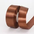 Einzelne Rolle 2,5 cm braunes Polyester-Satinband für elegante Geschenkverpackungen - Dunkelbraun