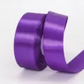 Hochwertiges 2,5cm breites lila Satinband aus Polyester für Geschenke und Hochzeitsdeko - Dunkellila