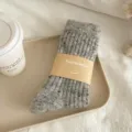 Calcetines de lana gruesa moteada en gris para mujer de estilo japonés minimalista - Talla única / Gris claro
