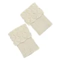 Detailaufnahme der cremeweißen Strickstulpen mit elegantem Muschelkantenmuster - Einheitsgröße / Beige