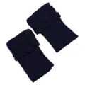 Detailansicht dunkelvioletter Strickstulpen mit Muschelmuster für den Winter der Damen - Einheitsgröße / Marineblau