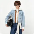 Detailopname van een dames denim patchwork jas met warme faux lamswollen voering. - S / Blauw