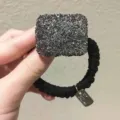 Zwarte haarstrik met vierkante strass steen en metalen hanger elegante haaraccessoire voor vrouwen. - Vierkant