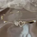 Primer plano de una diadema dorada delicada con corazones de diablo de estrás y perlas. - Corazón Cuerno de Diablo (FG22413) / Dorado