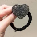Glanzende strass hart haarelastiek, zwarte stoffen scrunchie, elegante haaraccessoires voor vrouwen. - Hart