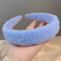 Lichtblauwe brede spons haarband met zachte pluche textuur, perfect voor dagelijks gebruik. - Blauw