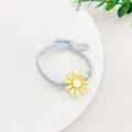Schattig madeliefje haarrekkertje detailopname, lichtblauwe elastische haarband voor dagelijks. - Geel