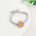 Grijze haarelastiek detailweergave met roze madeliefje bloem, eenvoudig haaraccessoire. - Oudroze