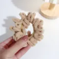 Beige pluche fluwelen haarscrunchie, zachte elastische haarband voor paardenstaarten en knotjes. - Khaki