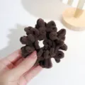 Bruin pluche haar elastiekje, zachte fluwelen haarstropdas voor dagelijkse haarstyling. - Donkerbruin