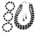 Elegante conjunto de joyas de perlas artificiales en blanco y negro con collares y pendientes. - Set de 5 piezas