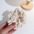 Zachte pluche fluwelen haarscrunchie voor vrouwen, schattige effen kleur winter haarelastiek. - Broken Wit