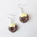 Nahaufnahme von niedlichen handgemachten Donut-Ohrringen mit bunten Streuseln, süßer Schmuck. - Schoko-Donut (Haken)