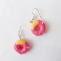 Süße handgemachte rosa Donut Ohrringe mit bunten Streuseln, kawaii Modeschmuck für Mädchen. - Roter Donut (Haken)