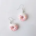 Süße handgemachte Donut Ohrringe mit rosa Glasur und bunten Streuseln, süßer Detailblick. - Rosa Donut (Haken)