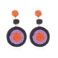 Nahaufnahme der gewebten Halloween-Ohrringe im schwarz-lila-orangefarbenen Blockdesign. - Halloween Stil 1
