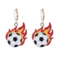 Primo piano orecchini pendenti pallone da calcio fuoco, dettagli gioielli sportivi. - No 7 (Calcio di Fuoco)