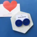 Schicke blaue Knopf-Ohrstecker, ausgefallenes Retro-Design, lustiger Schmuck für Damen. - S / Saphirblau