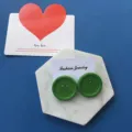 Grüne Knopfohrringe Detailaufnahme, ausgefallener Harajuku Retro Stil Modeschmuck. - M / Grün