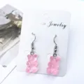 Nahaufnahme Detail der süßen rosa Gummibärchen Ohrringe mit Metallhaken auf weißem Display. - Haken-Stil / Rosa