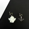 Pendientes de presión de ángel y arco retro barroco, diseño vintage detallado. - Ángel y Arco Asimétricos / Estilo A Clip de Oreja