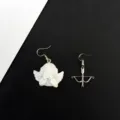 Detalle de pendientes de flecha de ángel asimétrico, joyería estilo cupido barroco retro. - Ángel y Arco Asimétricos / Estilo B Gancho de Oreja