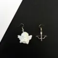 Primer plano detalle de pendientes asimétricos de ángel y arco flecha, diseño retro. - Ángel y Arco Asimétricos / Estilo D Gancho de oreja