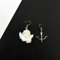 Pendientes asimétricos vintage de ángel y arco, estilo barroco de resina cupido. - Ángel y Arco Asimétricos / Estilo E Gancho de oreja