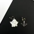 Detalle de pendientes de clip asimétricos ángel y arco de estilo barroco vintage - Ángel y Arco Asimétricos / Estilo F Clip de oreja