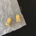 Süsse Miniatur Joghurtflasche Ohrringe, lustige Harz Anhänger handgemachter Schmuck für Mädchen. - Blaue Milchflasche (Haken)