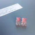 Detailaufnahme süßer rosa Glitzer Harz Gummibärchen Ohrstecker mit verspieltem Bonbon-Design. - Ohrstecker / Rosa Pailletten (Farbe 6)