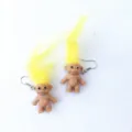 Pendientes retro divertidos de muñeco troll con pelo amarillo neón y joyas llamativas - Gancho de Oreja Amarillo