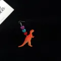 Pendientes largos de dinosaurio lindo con cuentas de corazón coloridas, joyería novedosa. - Dilofosaurio / Pieza Única