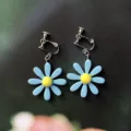 Pendientes de clip de flor acrílica azul, estilo margarita dulce sin perforación. - Estilo de Clip de Oreja Espiral / Azul claro