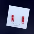 Boucles d'oreilles clous tirette de fermeture éclair rouge design créatif bijoux originaux. - Rouge