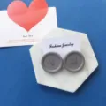 Graue knopf-ohrstecker, ausgefallene retro harajuku stil ohrringe für damen und mädchen. - S / Grau