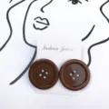 Retro braune Vier-Loch-Knopf-Ohrstecker, ausgefallener Harajuku Vintage Mode-Schmuckstil. - L / Kaffeebraun