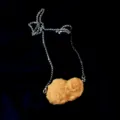 Detailansicht der handgemachten Hähnchen-Nugget Anhänger Halskette, witziger Food-Schmuck. - Frittiertes Hähnchen-Nugget