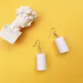 Detailansicht kreativer handgemachter ausgefallener weißer Ölfass Ohrringe, Nischenmode. - Haken-Stil / Weiß