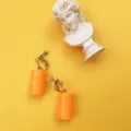 Kreative Mini Ölfass Clip Ohrringe, ausgefallener handgemachter gelber Ohrschmuck. - Orange Ohrclip